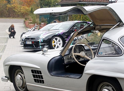 Ein Mercedes 300 SL von 1954 auf dem Gelände der Auto- und Tuningmesse «Essen Motor Show». - © Roland Weihrauch/dpa