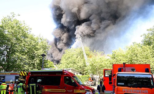 Ein Gebäudekomplex mit mehreren Schulen ist in Erkrath im Kreis Mettmann in Brand geraten. - © Gianni Gattus/dpa