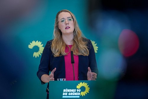 Grünen-Fraktionschefin Dröge geht auf Konfrontationskurs zu Merz. - © Kay Nietfeld/dpa