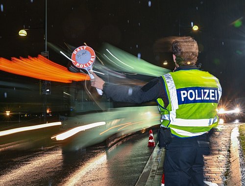 Wie hier an einem deutsch-polnischen Grenzübergang soll es nach dem Willen mancher Politiker mehr Grenzkontrollen geben. - © Patrick Pleul/dpa
