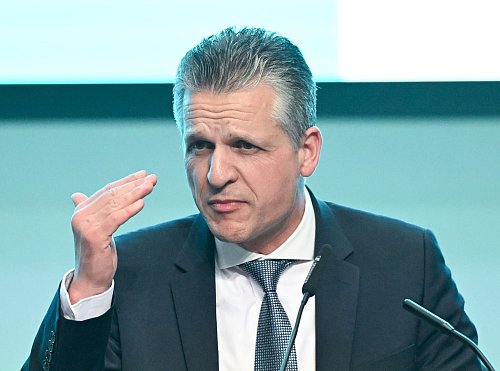 Der Streit über schärfere Migrationsregeln dauert an. (Archivbild) - © Bernd Weißbrod/dpa