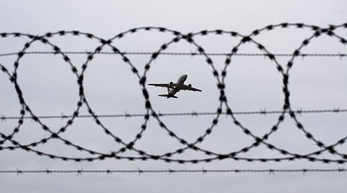 Mehr Abschiebungen fordert die Union, hier ein startender Flug (Foto: Archiv). - © Julian Stratenschulte/dpa