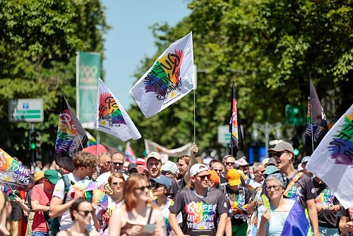 Der Düsseldorfer CSD nimmt in diesem Jahr auch Bezug auf die anstehenden Kommunalwahlen. - © Thomas Banneyer/dpa