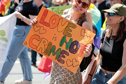Das Motto des CSD in Düsseldorf lautet diesmal «Liebe verbindet - Hass zerstört». - © Thomas Banneyer/dpa