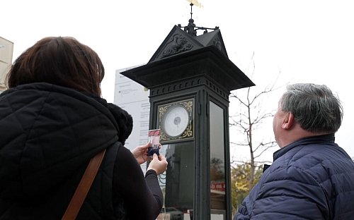 Die historische Annoncenuhr ist eine Sehenswürdigkeit der Stadt Werdau. Als Schaumzucker-Nachbildung sorgt sie weit über die Stadtgrenzen hinaus für Belustigung. - © Mike Müller/dpa