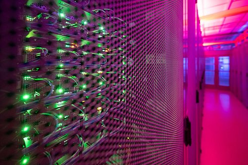 Hochgeladene Fotos landen irgendwo in den Weiten des Internets. - © Sebastian Gollnow/dpa