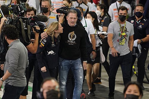 Beim ersten Titel von Max Verstappen zählte Vater Jos zu den ersten Gratulanten. - © Hasan Bratic/dpa