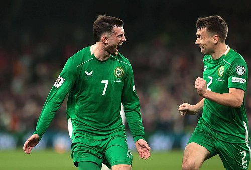 Troy Parrott (l) erzielte beide Tore für Irland. - © Liam Mcburney/PA Wire/dpa