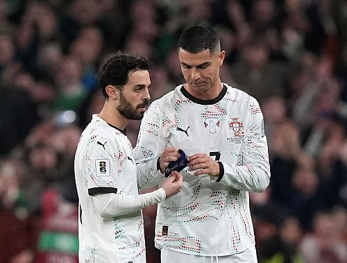 Cristiano Ronaldo (r) musste wegen seiner Roten Karte vom Platz - und die Kapitänsbinde abgeben. - © Niall Carson/PA Wire/dpa