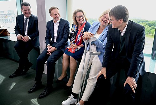 Bei dieser Sitzung des Bundeskabinetts im Juni waren die atmosphärischen Störungen in der Koalition wohl noch nicht so groß wie heute. (Archivbild) - © Britta Pedersen/dpa