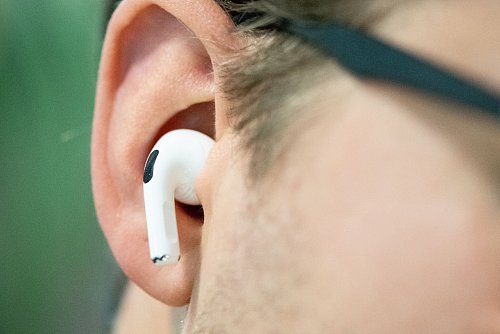 Mit dem neuesten iOS-Update können Airpods Pro-Besitzer Anrufe durch Nicken oder Kopfschütteln annehmen oder ablehnen, und profitieren zudem von verbesserter Audioqualität und reduzierter Latenzzeit. - © Franziska Gabbert/dpa-tmn