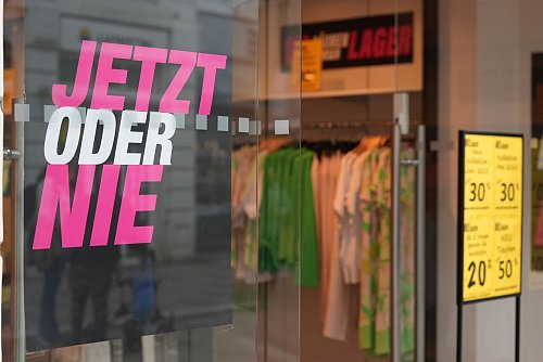 Allzu lange dürfte es nicht dauern, bis der Klamottenverkauf in Gerry-Weber-Shop in Deutschland Geschichte ist. - © Marcus Brandt/dpa