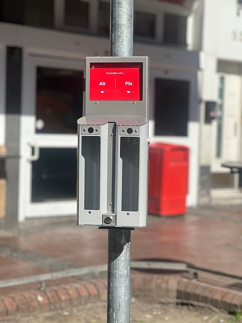 Zwei «Abstimmaschenbecher» wurden bisher in der Altstadt aufgestellt. - © -/Landeshauptstadt Düsseldorf/Umweltamt/dpa