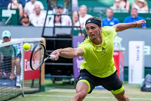 Trotz der Niederlage in Halle fährt Alexander Zverev zuversichtlich nach Wimbledon. - © David Inderlied/dpa