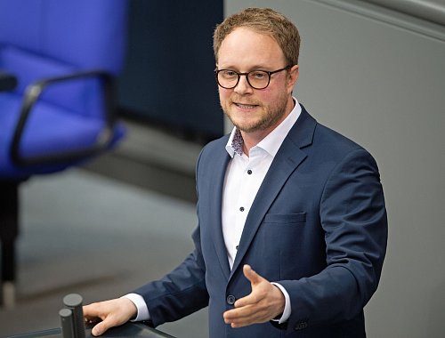 Grünen-Innenpolitiker Marcel Emmerich sieht sich durch das Urteil aus Berlin bestätigt. (Archivbild) - © Jonathan Penschek/dpa