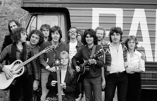 Undatiertes Foto von Paul McCartney (Mitte links), neben seiner Frau Linda, mit den Bandkollegen von Wings. - © Heather McCartney//Mpl Communicat via PA Media/dpa