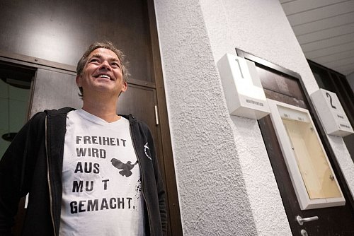 Michael Ballweg steht wegen versuchten Betrugs vor Gericht. - © Marijan Murat/dpa