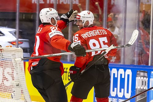 Sven Andrighetto erledigt Deutschland im zweiten Drittel fast im Alleingang. - © Salvatore Di Nolfi/KEYSTONE/dpa