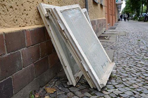 Im Gegensatz zu Kunststoff- oder Alu-Rahmen können Holzrahmen bisher nur energetisch wiederverwertet werden. - © Andrea Warnecke/dpa-tmn