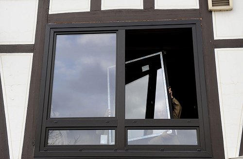 Ausgetauschte Fensterrahmen lassen sich relativ leicht recyceln oder entsorgen. Man muss nur wissen, wo. - © Frank May/dpa/dpa-tmn