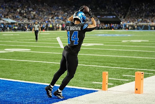 Amon-Ra St. Brown hatte einen starken Abend und punktete nach seinem Touchdown-Pass auch noch selbst. - © Paul Sancya/AP/dpa