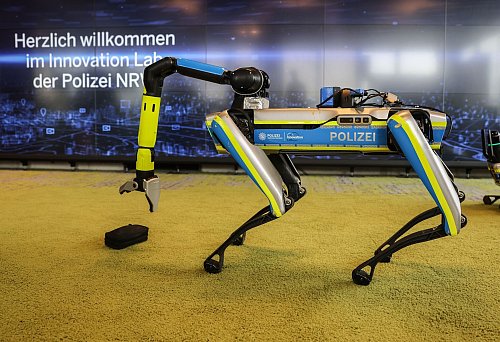 Das «Innovation Lab» (LZPD) der Polizei in Nordrhein-Westfalen hat einen «Roboterhund» entwickelt. Nun steht es wegen einer Kostenexplosion in der Kritik. (Archivfoto). - © Oliver Berg/dpa