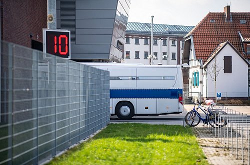 Der Landesrechnungshof NRW kritisiert die schlechte Organisation von Gefangenentransporten. (Symbolbild) - © Guido Kirchner/dpa