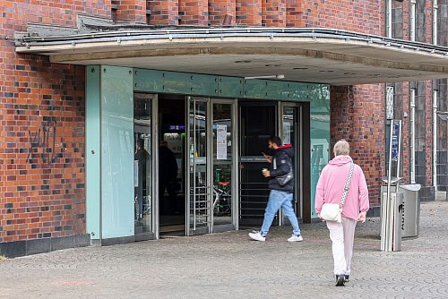 Gegen 13.00 Uhr wurden der Alarm und die Sperrung aufgehoben. - © Christoph Reichwein/dpa