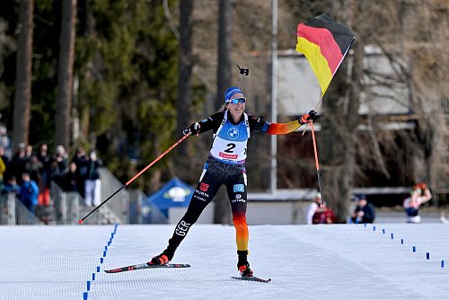 Franziska Preuß läuft mit der deutschen Fahne ins Ziel. - © Martin Schutt/dpa