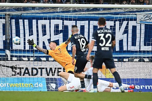 Matus Bero (M) trifft für Bochum zum 2:0. - © Fabian Strauch/dpa