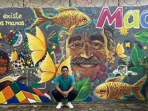 Versucht zu malen, wie der große Autor schrieb: der Ku?nstler Melqui?n Mercha?n aus Aracataca. Er hockt vor einem Werk, das García Márquez zeigt. - © Manuel Meyer/dpa-tmn