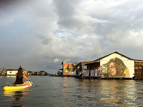 Im Dorf Nueva Venecia («Neu Venedig») geht es nur mit dem Boot voran. - © Manuel Meyer/dpa-tmn
