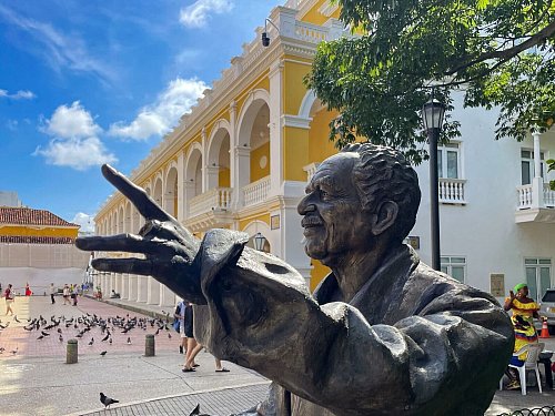 In der Altstadt von Cartagena de Indias erinnert eine Statue an den berühmten Schriftsteller. - © Manuel Meyer/dpa-tmn