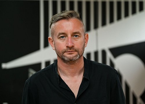 Der ukrainische Schriftsteller Serhij Zhadan schreibt über den Krieg (Archivbild). - © Soeren Stache/dpa