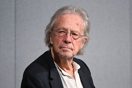 Peter Handke hat ein Stück für die Bühne verfasst. (Archivbild) - © Bernd Weißbrod/dpa