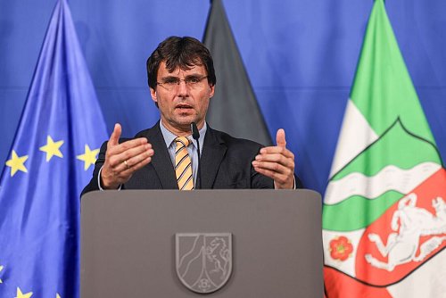 Nordrhein-Westfalens Finanzminister Marcus Optendrenk (CDU) legt dem Düsseldorfer Landtag seinen Etatentwurf für 2026 vor. (Archivbild) - © Oliver Berg/dpa