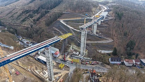 Bundesverkehrsminister Patrick Schnieder (CDU) kündigte an, dass es künftig mehr Baustellen geben werde, um die Verkehrsinfrastruktur auszubessern. - © Alex Talash/dpa