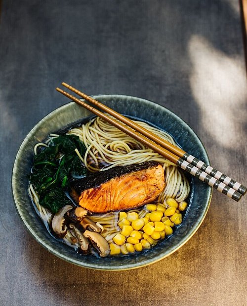 Shio Ramen ist die älteste Ramen-Variante - eine traditionelle japanische Nudelsuppe, die ihren Namen dem Salz verdankt. - © Simi Leistner/Asiastreetfood.com/dpa-tmn