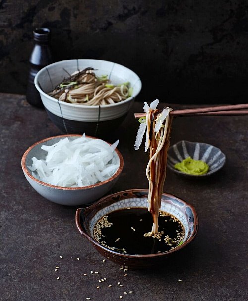 Soba sind dünne, braun-graue Nudeln aus Buchweizen und gehören zur japanischen Küche. Traditionell hergestellte Soba-Nudeln werden mit Hilfe eines speziellen Nudelmessers per Hand aus dem Nudelteig geschnitten. - © Julia Hörsch/Gräfe und Unzer Verlag/dpa-tmn