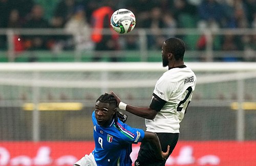 Die DFB-Abwehr um Rüdiger wurde immer wieder gefordert. - © Antonio Calanni/AP/dpa