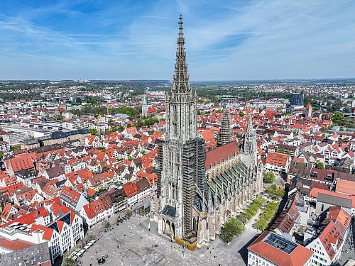 Ulm hat nicht mehr den höchsten Kirchturm der Welt. (Archivbild) - © Jason Tschepljakow/dpa