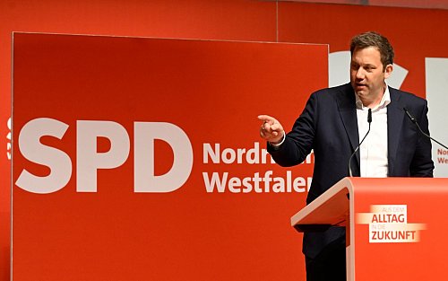 Die Basis in Nordrhein-Westfalen macht Bundesparteichef Lars Klingbeil Vorwürfe. - © Roberto Pfeil/dpa