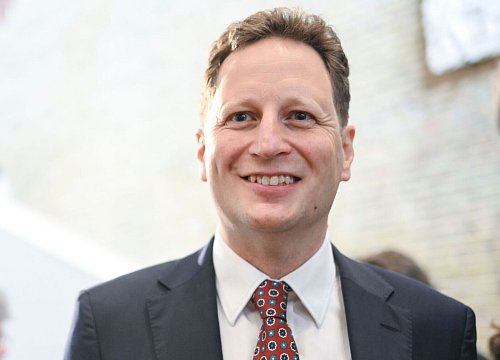 Hohenzollern-Chef Georg Friedrich Prinz von Preußen freut sich über die Vereinbarung mit der öffentlichen Hand. (Archivbild) - © Jens Kalaene/dpa