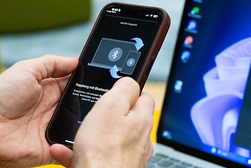 Grenzenlos: Der Windows-PC lässt sich per App mit dem iPhone verbinden. - © Franziska Gabbert/dpa-tmn