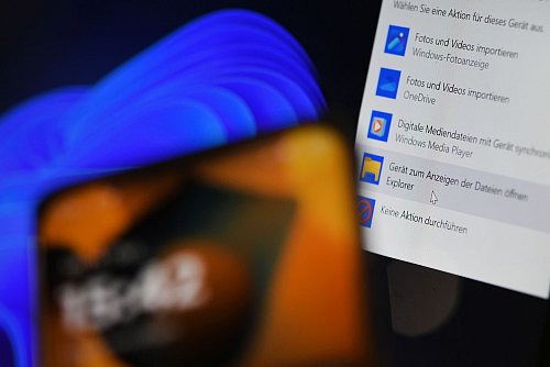 Was darf es sein? Kabelt man Smartphone und PC zusammen, fragt der Rechner nach, wie weit die Freundschaft gehen darf. Wer nichts auswählt, bekommt «nur» Strom. - © Franziska Gabbert/dpa-tmn