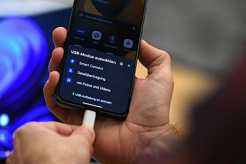 Welcher Modus darf es sein? Datenaustausch? Nur Fotos oder gleich Smart Connect? Beim Anstöpseln an den Windowsrechner müssen Nutzer sich entscheiden. - © Franziska Gabbert/dpa-tmn