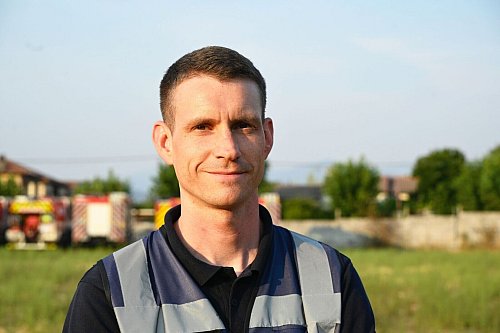 Einsatzkräfte der Feuerwehr aus Nordrhein-Westfalen und Niedersachsen schlagen in der Region Extremadura ihr Camp auf. - © Sven Kaeuler/dpa