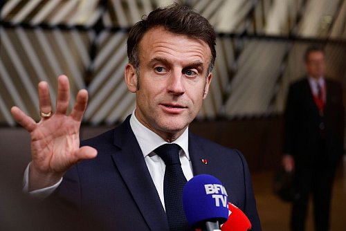 Macron lud für Donnerstag zu einem weiteren Gipfel in Paris. - © Geert Vanden Wijngaert/AP/dpa