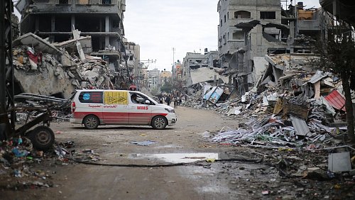Krankenwagen in der Trümmerwüste von Beit Lahia im Norden des Gazastreifens. (Archivbild) - © Mohammed Alaswad/APA Images via ZUMA Press Wire/dpa