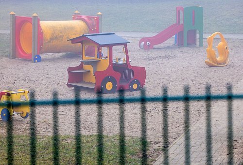 Besonders in östlichen Bundesländern fehlen den Kitas Kinder. (Symbolbild) - © Jens Büttner/dpa